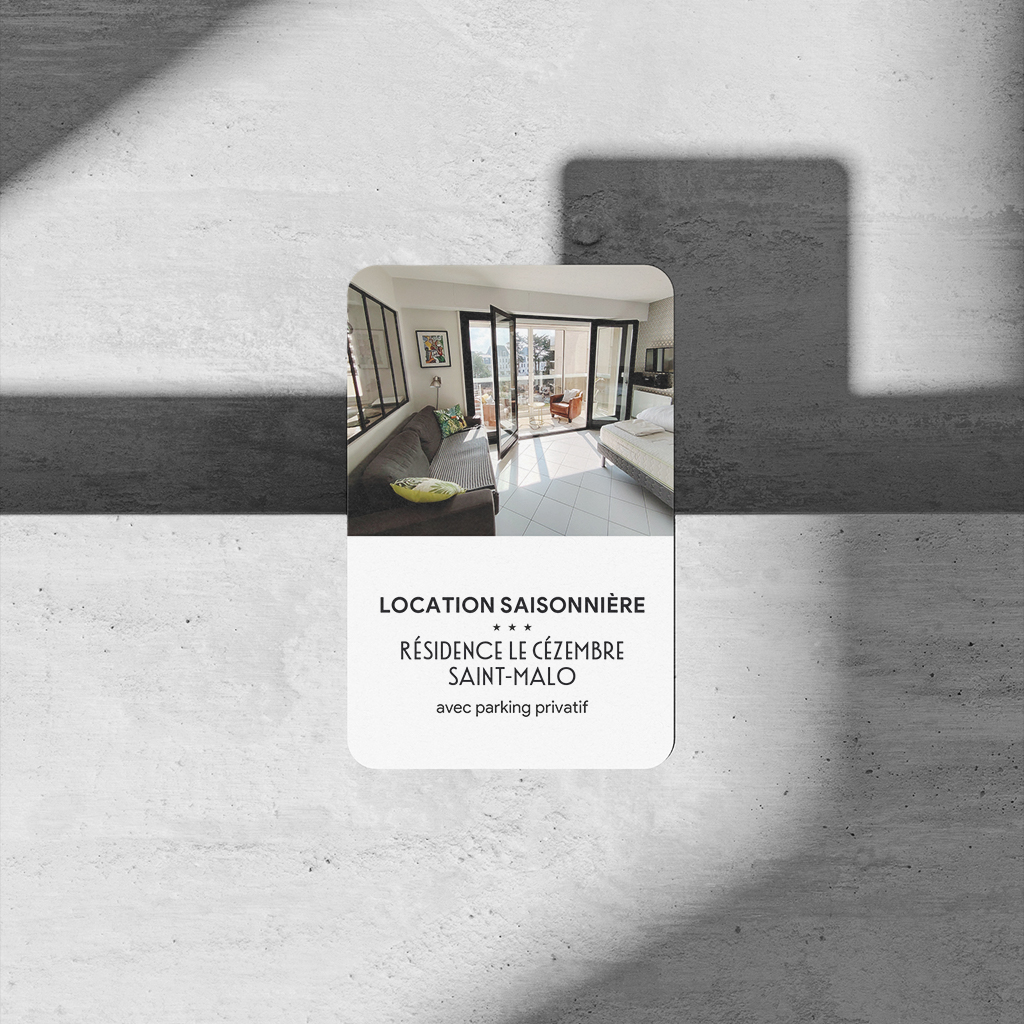 Carte de visite moderne et élégante pour une location d’appartement à Saint-Malo, design sobre et professionnel par Studio Cosmovision.