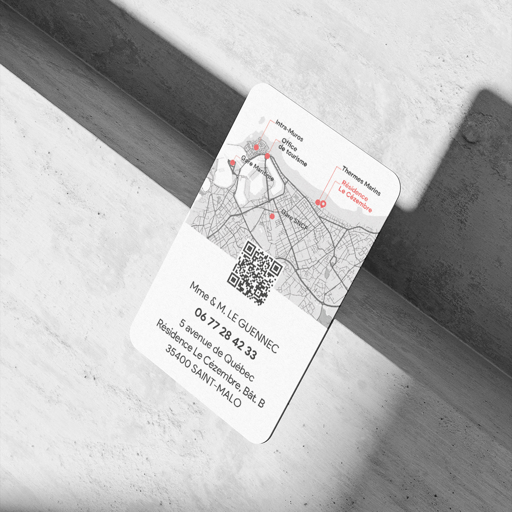 Support imprimé premium – carte de visite pour une location d’appartement à Saint-Malo, créée par le graphiste freelance Ambroise Le Guennec.