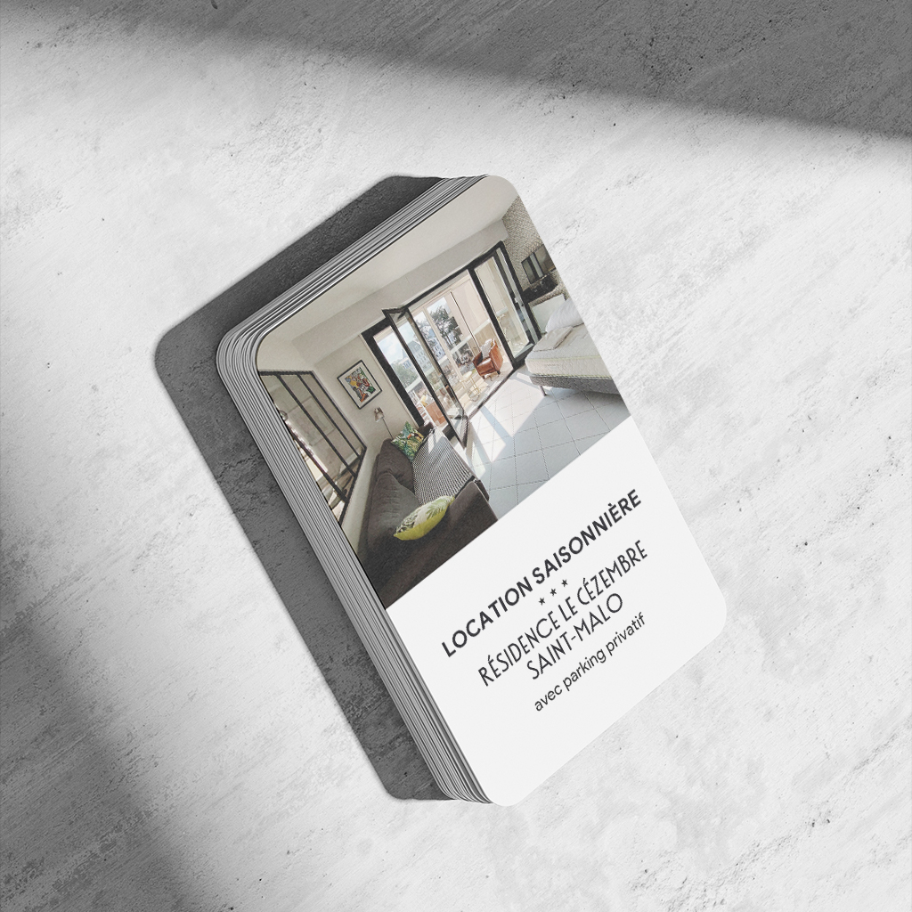 Visuel de carte de visite pour une location d’appartement à Saint-Malo, conception graphique par Ambroise Le Guennec, Studio Cosmovision, graphiste freelance en Bretagne.