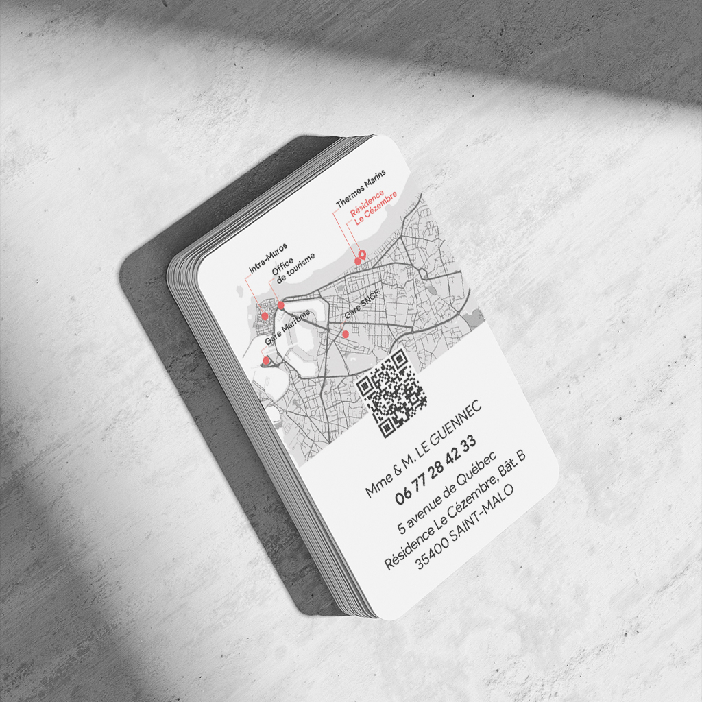 Conception graphique de carte de visite pour valoriser une location d’appartement à Saint-Malo, réalisée par Ambroise Le Guennec, graphiste freelance.