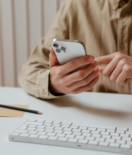 Graphiste freelance Ambroise Le Guennec – Studio Cosmovision à Muzillac (Morbihan), page de contact pour demandes de créations graphiques et visuels personnalisés.