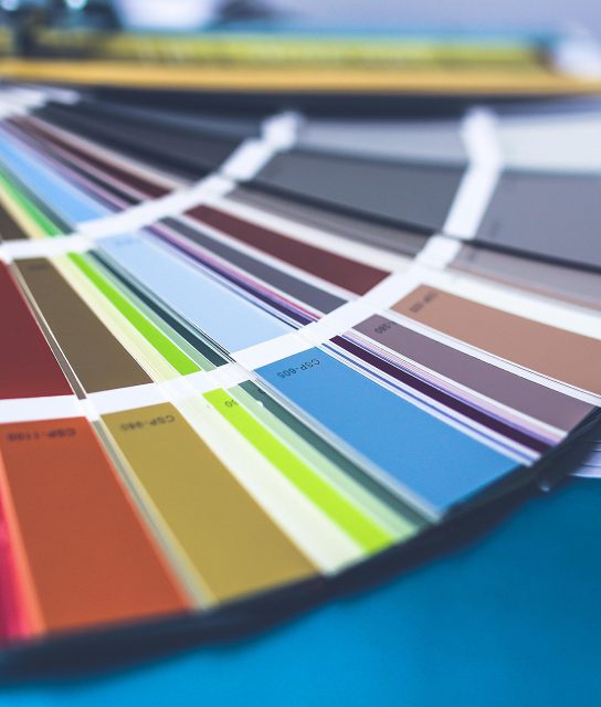 Nuancier de couleurs pour la création et l’impression de cartes de visite professionnelles à Theix, Vannes, Questembert et dans le Morbihan, choix de finitions et papiers personnalisés pour un rendu haut de gamme.